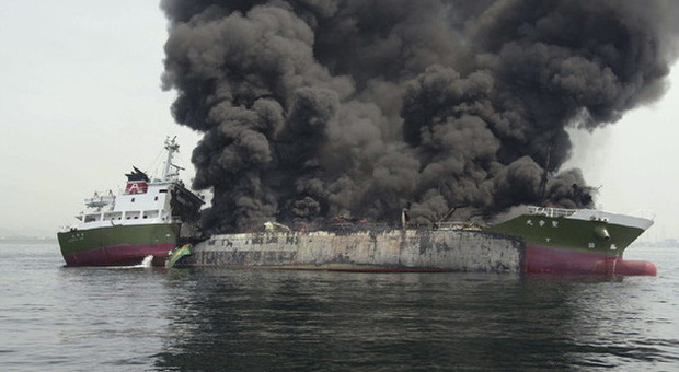 Giappone, esplosione su petroliera: un disperso e quattro feriti