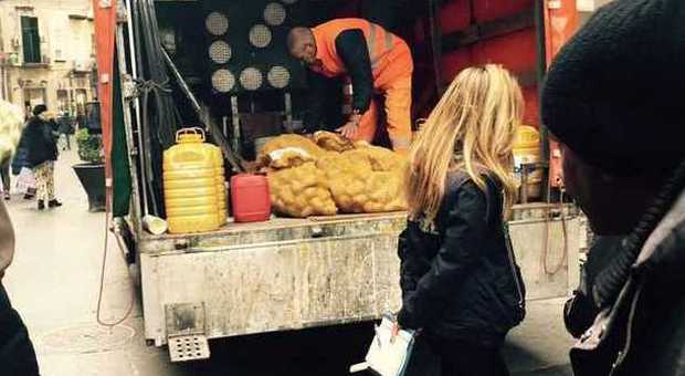 I vigili sequestrano patate e oli per una patatineria di via Chiaia in cattive condizioni