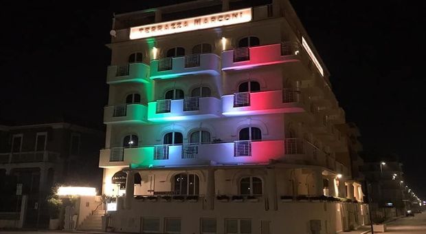 Il segnale di speranza: Terrazza Marconi illuminata con il Tricolore