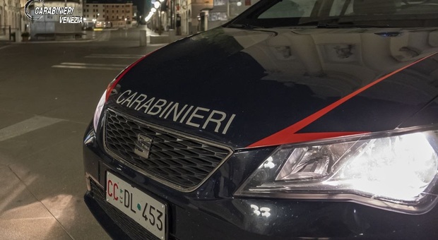 L'auto dei carabinieri di fronte agli appartamenti a Campalto