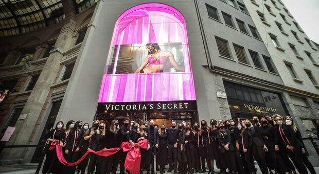 L'inaugurazione del flagship store di Victoria's Secret alla Galleria del Corso