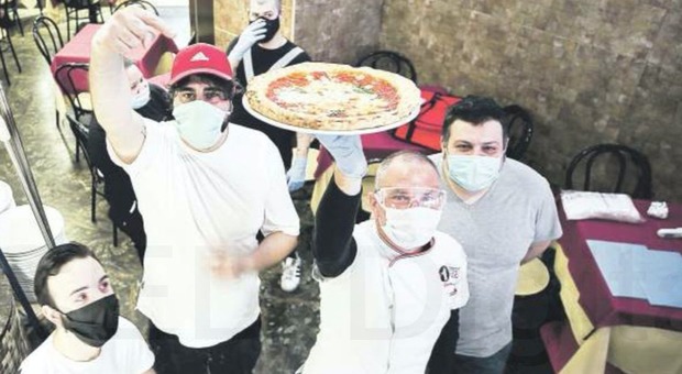 Fase 2 in Campania, De Luca cede: sì a take away e orari liberi per ristoranti e pizzerie