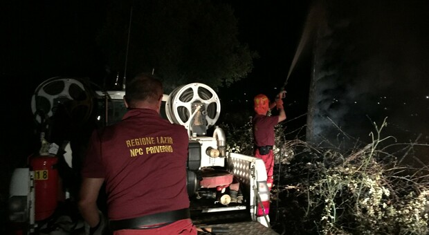 Volontari del nucleo protezione civile di Priverno impegnati nell'opera di spegnimento fiamme alla Torretta Rocchigiana.
