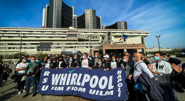 Whirlpool Napoli, il giudice rinvia e adesso avanzano i licenziamenti