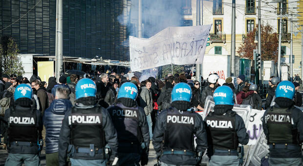Torino, processo Cospito: anarchici bloccano la strada davanti al tribunale