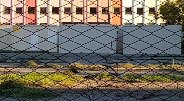 Centro di accoglienza all'ex Fiera, il diktat del Comune: «Dopo il 90esimo giorno, sarà abuso edilizio»