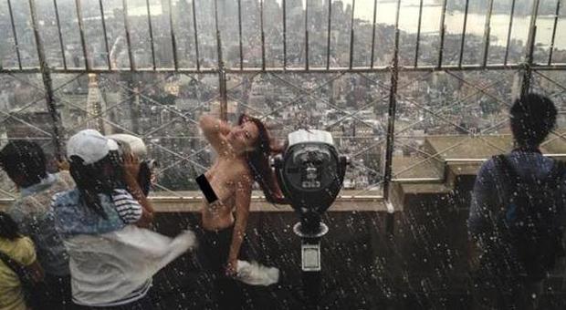 In topless sull' Empire State Building. Il management fa causa per un milione di dollari