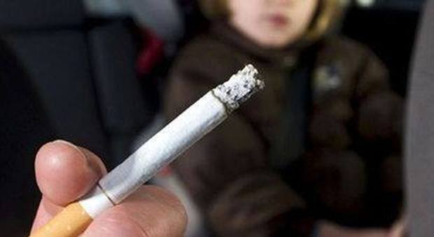 Fuma in auto con il figlio piccolo a bordo e non agganciato: multato