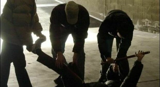 Roma, ragazzi disabili rapinati e picchiati da baby gang per 5 euro: il video delle botte finisce sui social