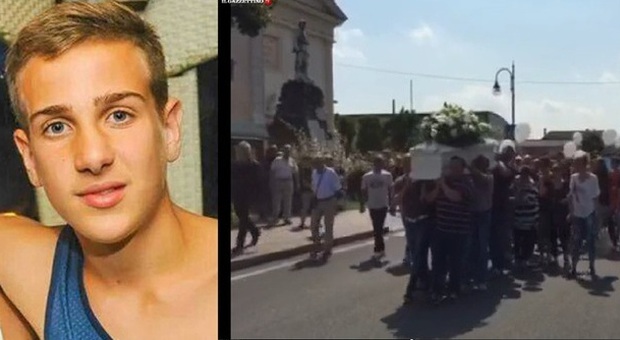 L'addio a Gianluca, ucciso in bici Gli amici: «Non ti dimenticheremo»