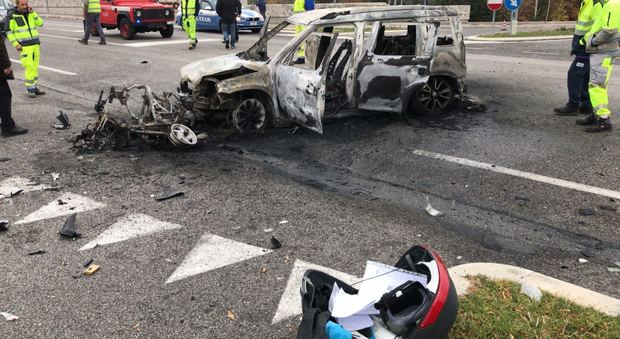 Scontro tra auto e scooter, veicoli avvolti dalle fiamme: un morto
