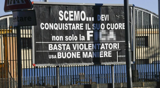 «Basta violentatori»: a Napoli spuntano i maxiposter elettorali choc