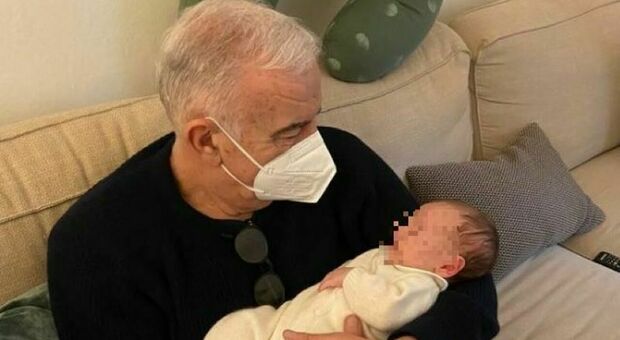 Gene Gnocchi diventa nonno: «Ciao piccolo Eugenio, emozione unica». La tenera foto sui social