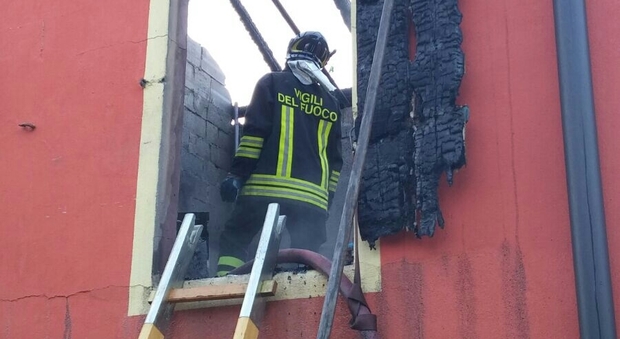 A fuoco una casa-magazzino: 14 pompieri per spegnere le fiamme