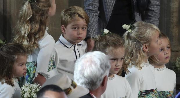 Royal Wedding, tutti pazzi per il principino George: le foto durante la cerimonia divertono il web