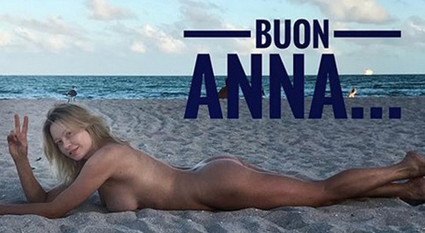 Anna Falchi nuda in spiaggia per gli auguri di buon anno: «A voi che mi seguite...»