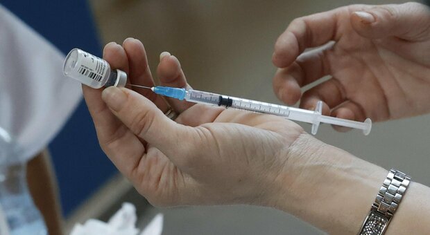Vaccino, il modulo del consenso: «Sono consapevole delle conseguenze del rifiuto della seconda dose»