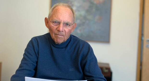 Germania, l'ex ministro Schäuble: «Tedeschi hanno freddo? Viziati, si mettano due maglioni»