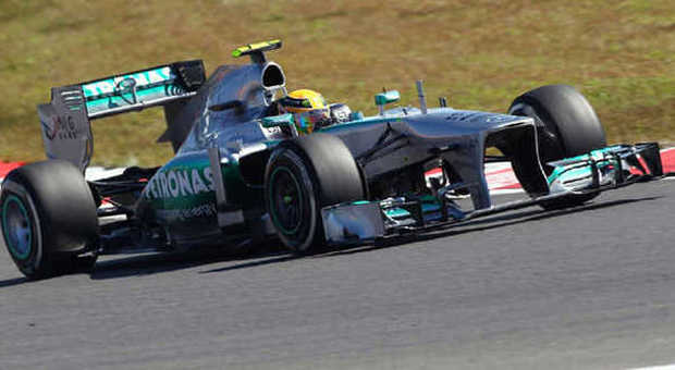 La Mercedes di Lewis Hamilton sulla pista di Yeongam durante le prove libere