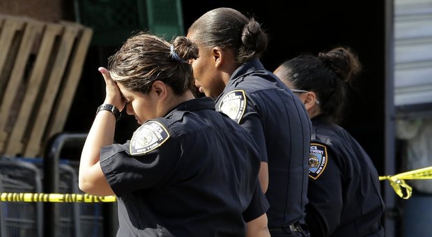 New York, donna poliziotto uccisa a sangue freddo mentre era nell'auto di servizio