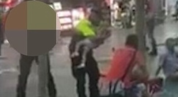Poliziotto culla bimbo sulla Rambla: le immagini commoventi Video