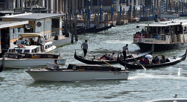 Traffico acqueo a Venezia, arriva il giro di vite