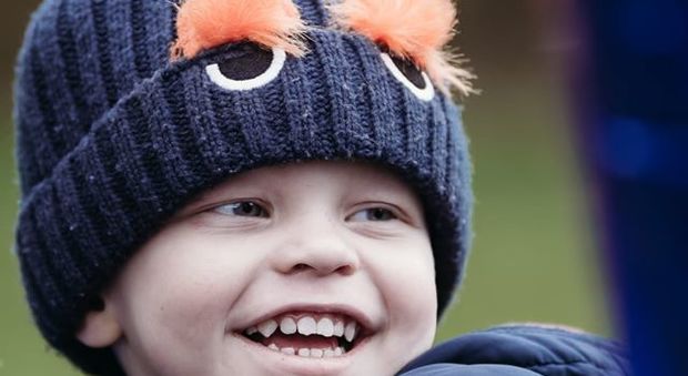 Bimbo di 3 anni muore per un tumore al cervello grande come un'arancia: «Avevamo raccolto 500 mila euro per curarlo»