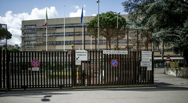 Roma, sesso con due ragazzini della casa famiglia in cambio del permesso di soggiorno: educatrice a processo