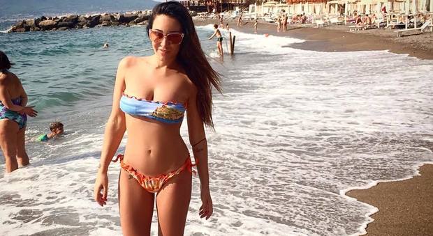 Sole e mare, vacanza a Sorrento per la modella Emanuela Iaquinta