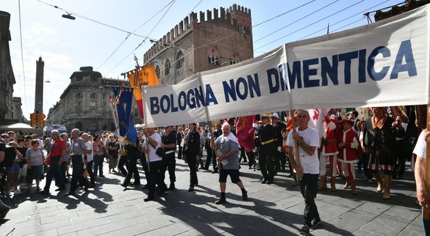 Strage di Bologna, i familiari delle vittime: «Arrivare ai mandanti è possibile». Mattarella: «Eliminare le zone d'ombra»