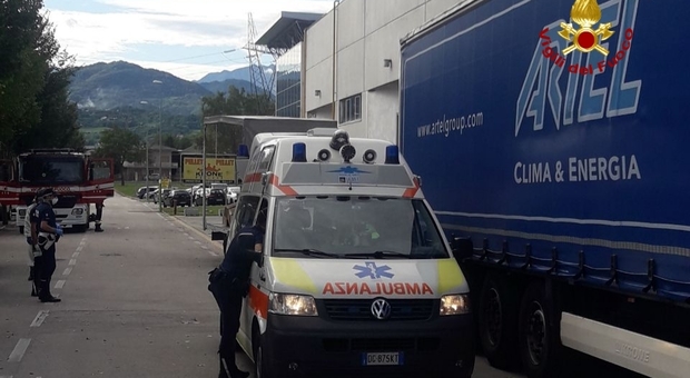 Dalla Serbia nel camion di stufe: ambulanza e pompieri per 5 afghani
