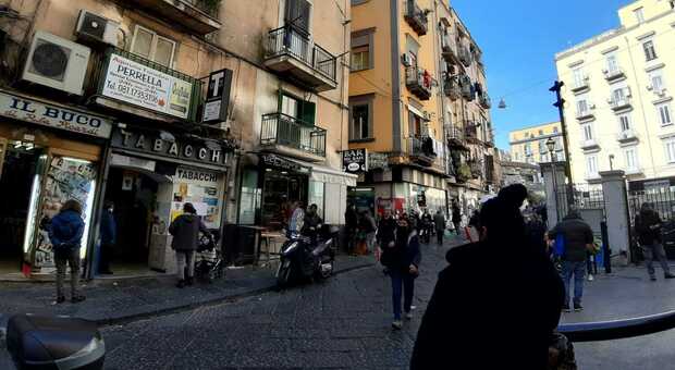 Sparatoria a Napoli nella notte: dieci colpi contro la tabaccheria davanti all'ospedale dei Pellegrini