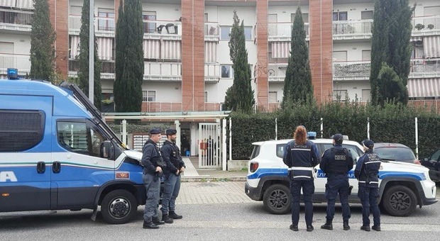 Roma, sgomberati gli abusivi dalla "Casa dei nonni": occupavano gli appartamenti da due anni
