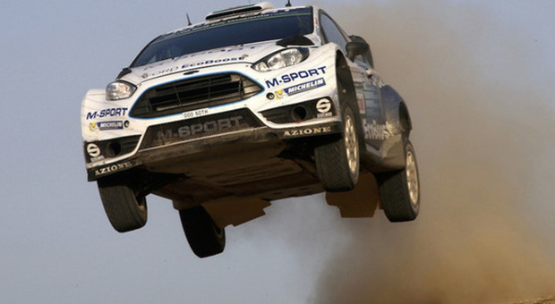 La Ford Fiesta WRC in un salto al Rally d'Italia in Sardegna