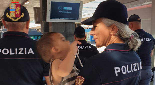 Fiumicino, paura in stazione: bimbo di 2 anni resta solo sul treno che parte
