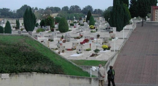 Fano, sbandati bivaccano in cimitero Controlli a tappeto dei vigili urbani