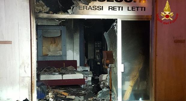 Paura per l'incendio in un edificio Distrutto negozio di materassi