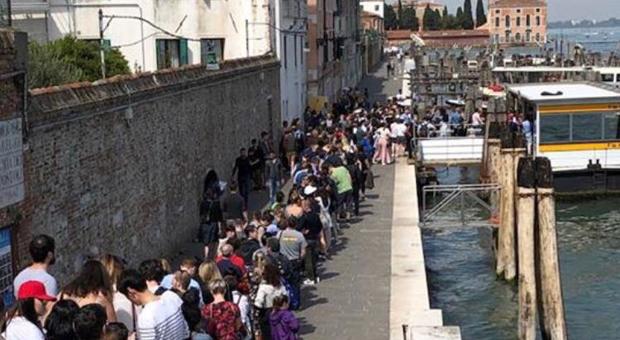Super serpentone di turisti all'imbarcadero: tutti in fila per andare a Murano e Burano /Guarda