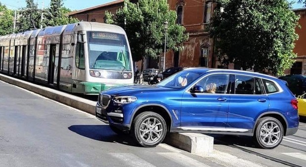 Automobilista attraversa cordolo dei tram a Roma: resta incastrata e paralizza il traffico