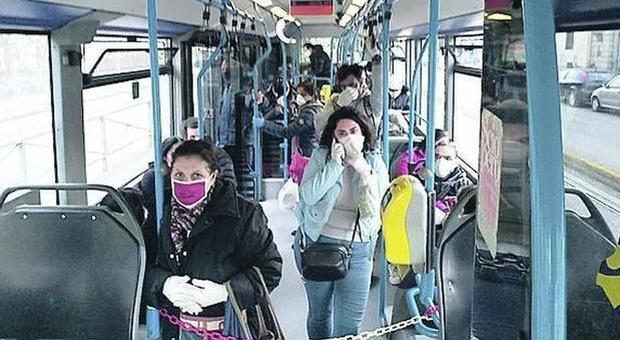 Coronavirus a Napoli, il bus non ferma più se ci sono troppi passeggeri