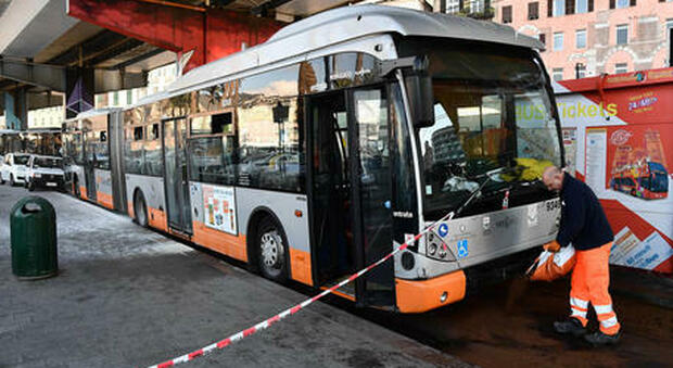 Roma, sassi contro un bus Atac: ferito il conducente. Caccia ai baby vandali