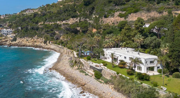 Villa a Bordighera messa in vendita a 50 milioni di euro, ma nel giardino ci passa il treno