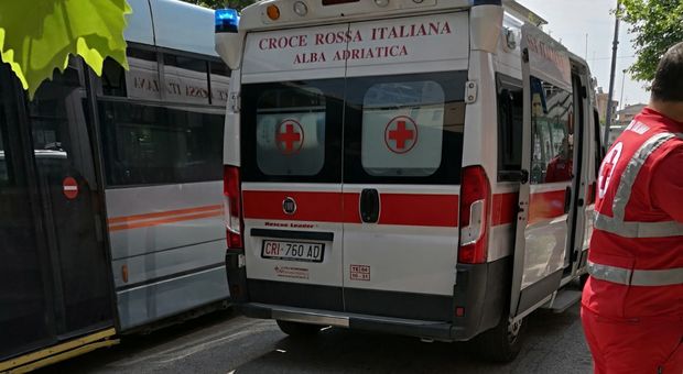 Rissa col nordafricano sul bus, attimi di paura poi lo spray urticante: otto persone in ospedale