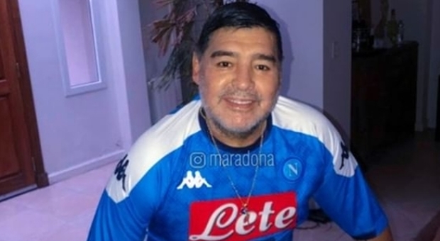 Coppa Italia, Maradona con la maglia del Napoli: «Orgoglioso di voi»