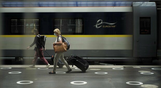 Gran Bretagna: «Quarantena per chi torna dalla Francia». Assalto dei britannici in vacanza a treni e aerei