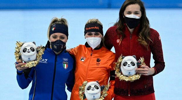 Olimpiadi invernali, Lollobrigida argento nel pattinaggio di velocità: prima medaglia per l'Italia. «Orgogliosa di me stessa, vale come un oro»
