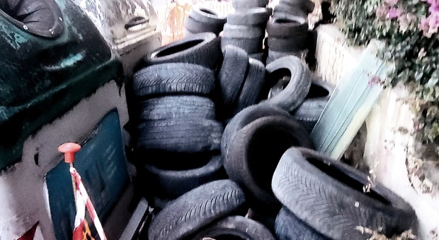 Discariche di copertoni d'auto usati a Soccavo