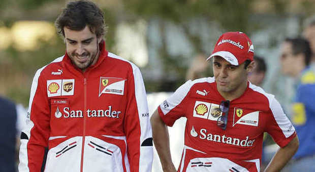 Fernando Alonso e Felipe Massa scherzano nel paddock coreano