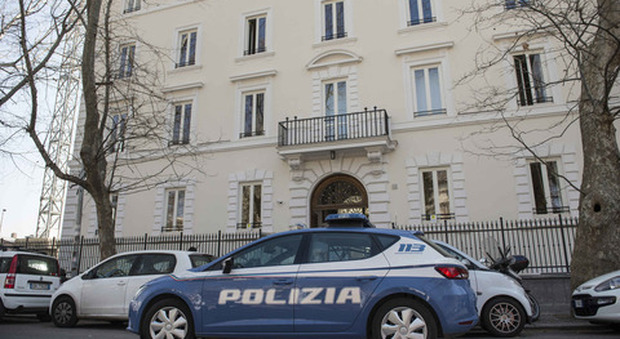 Roma, «Ci sono le guardie» e buttano la cocaina dalla finestra: arrestati 4 pusher alla Romanina