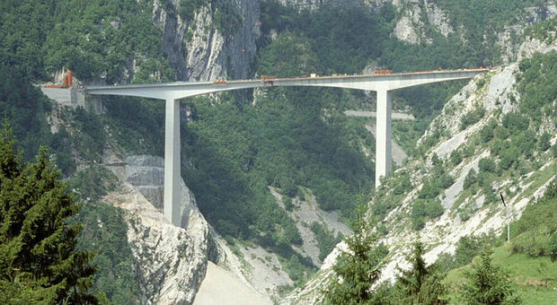 Salvato in extremis un aspirante suicida dal ponte della Valgadena